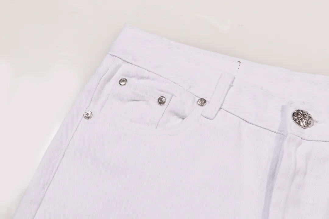 P260 Style number: H378 Chrome hearts Cross patch leather jeans workwear logging pants Chrome hearts logging pants are here! ! ! CH Croix Heart Double Knee Cross Patch Leather Bo1 Style Logging Pants Straight-leg Work Pants B136 Croix Heart Cross Sanskrit Overalls Price 4W Level, Patched Cross Pattern Decoration, High Waist Washed Jeans! ! Absolutely high-end luxury products, 1.9W level god-level single products, super popular products, made by top heavy industry, not to be missed. About Zangyin, this is an extremely luxurious fashion brand, which can also be called the nobles of the high street. It has always been an exclusive brand of some hipsters or rich second generation. Compared with ordinary high streets, it is more luxurious and noble. Compared with luxury brands, it has a more fashionable personality and has always been a brand that I have a special liking for. Imported yarn is custom-woven into a high-density twill canvas, which ensures a crisp silhouette while the fabric feels very delicate. It follows the B01 classic silhouette, with a crisp and stylish upper body. The ready-made garments are stone-ground and fermented and can be matched with any style. Buttons and zinc are washed with genuine YKK retro metal products. Double-layered canvas on the front. Perfect details. All hardware is perfect. Size: s-XXL Color: White